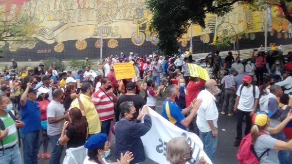 Trabajadores universitarios salen a protestar y trancan la autopista Francisco Fajardo en Caracas