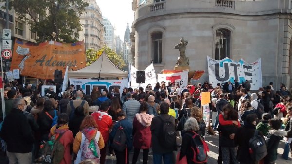 La izquierda rechazó la reforma del estatuto y exige titularización masiva de docentes porteños