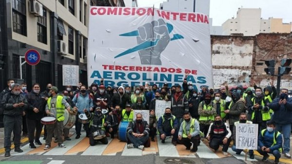 Tercerizados de Aerolíneas Argentinas marchan al Ministerio de Trabajo por elecciones de delegados