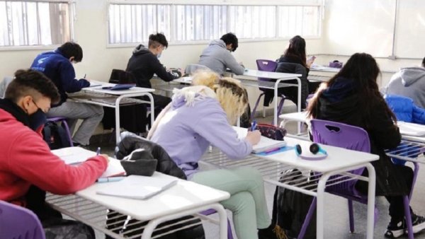 Prácticas laborales en escuelas porteñas: “Estudio inglés y hago las prácticas en un frigorífico”