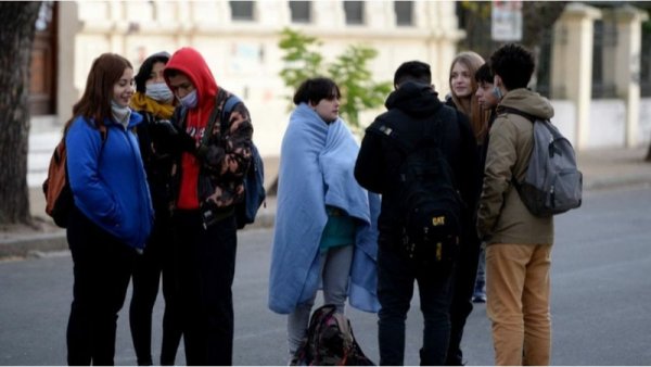 Suspensión de clases y "frazadazos" en escuelas de La Plata: sin gas en plena ola polar