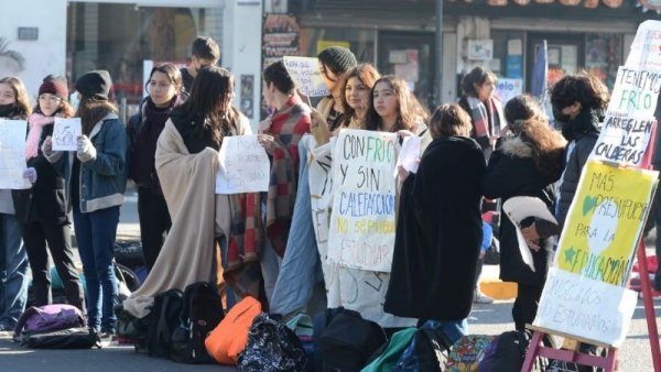 Con frío no se puede estudiar: sentadas y “frazadazos” en los colegios de La Plata