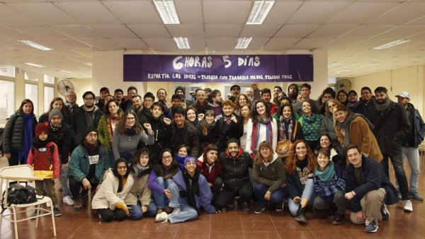 Gran asamblea de trabajadores, vecinos de la Villa 31 y estudiantes en la sede de Sociales UBA