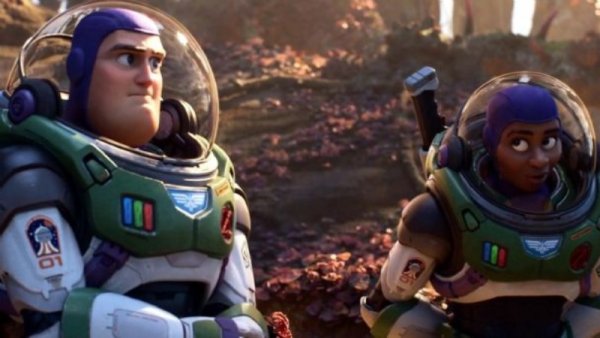 La película "Lightyear" será censurada en 14 países por un beso lésbico