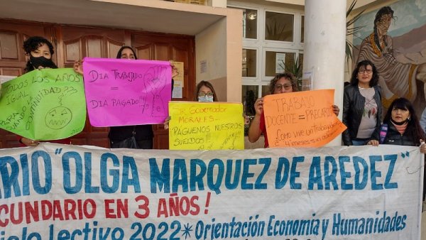 Colegio Olga Aredez: 140 docentes no cobran desde marzo