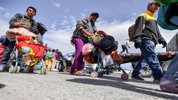 Frenan caravana migrante en Coahuila pese a su legalidad en México