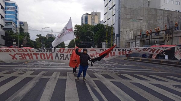 SutNotimex y organizaciones solidarias realizan bloqueo exigiendo solución a la huelga 