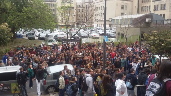 Estudiantes movilizados por el Hospital de Clínicas