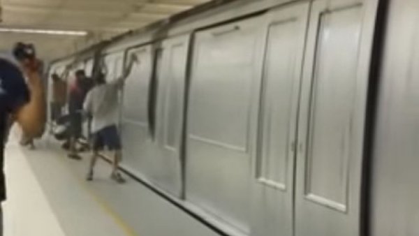 Asalto grafitero en el Metro: ¿Vandalismo, performance o arte callejero de cara a la opresión?