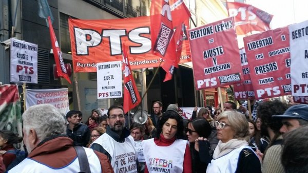 Concentración frente a Casa de Tierra del Fuego por libertad a trabajadores perseguidos