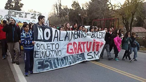 San Martín de los Andes: masiva movilización de los estudiantes 