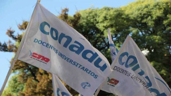 Docentes universitarios: Conadu firmó el acta por 26 %