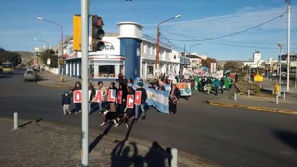 Caleta Olivia: marcha de padres, madres y estudiantes contra el ajuste de Alicia Kirchner