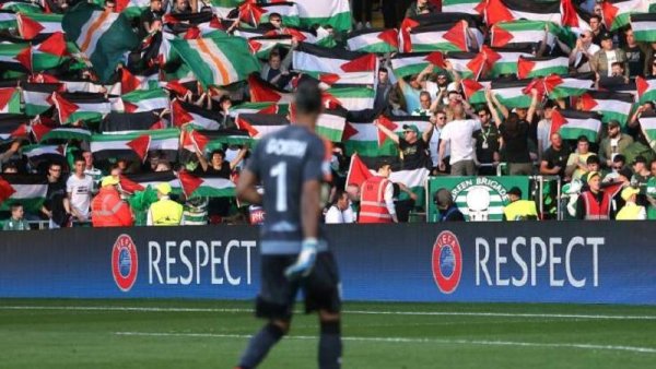 Hinchada del Celtic escocés recibe a su rival israelí agitando banderas de Palestina