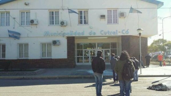 Movilización contra el trabajo precarizado en el municipio de Cutral Co