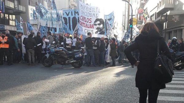 Docentes fueguinos perseguidos por Bertone del FpV cortan Callao y Corrientes