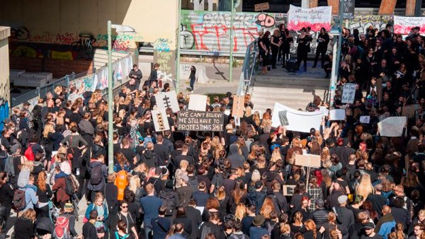 Manifestación en Berlín en solidaridad con la huelga de las mujeres en Polonia