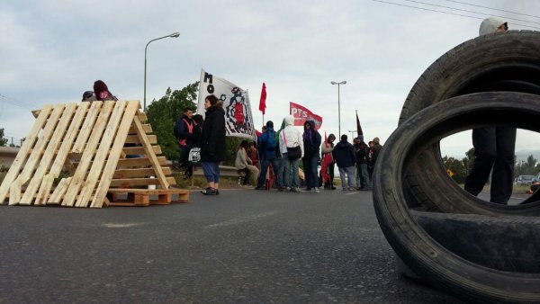 Fotos: con un corte en ruta 7 de Neuquén, trabajadores de Molarsa repudian un despido