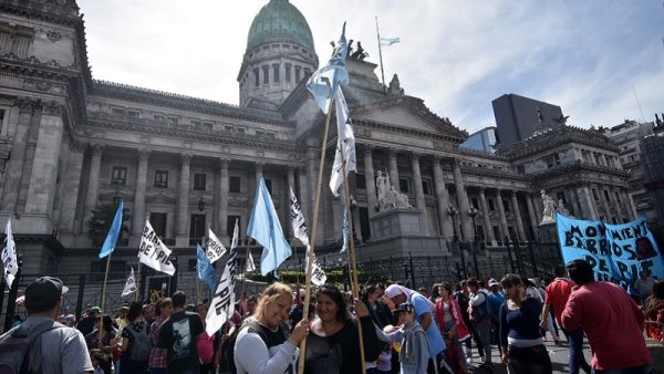 El Senado convirtió en ley la Emergencia Social