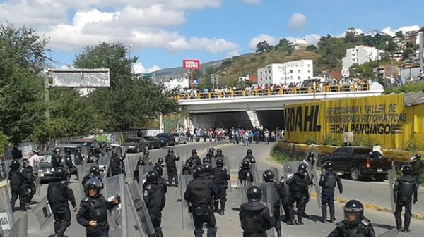 Manifestación de profesores y estudiantes destroza las oficinas del PRI en Chilpancingo