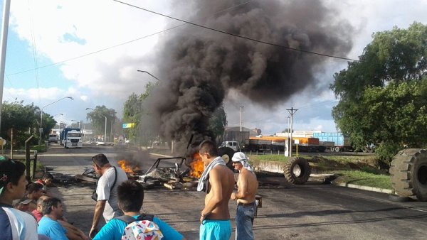 Inundaciones: vecinos cortan ruta en Villa Constitución 