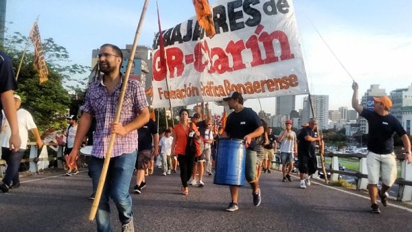 Trabajadores de AGR-Clarín cortan autopista frente a Canal 13/ TN