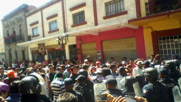 Protestas durante la audiencia "pública" de Alejandro Murat