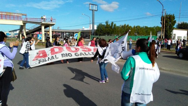 Alicia Kirchner insiste con el miserable aumento del 3 % para los docentes santacruceños