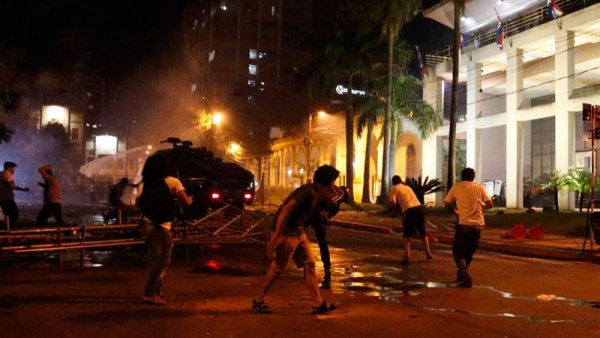 Un muerto y más de 200 detenidos tras represión en Asunción