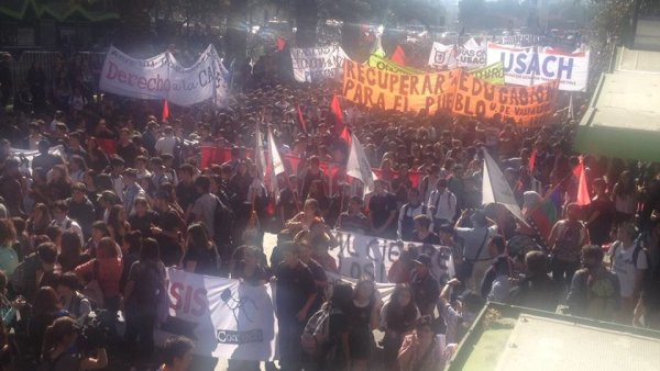 Miles de estudiantes se movilizan contra la reforma educativa del gobierno chileno