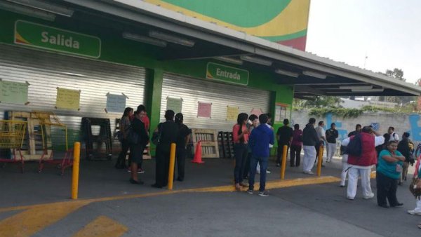 Trabajadores de cadenas comerciales paran labores por pago de utilidades