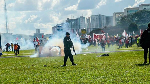 La Policía Militar reprime manifestación contra Temer en Brasilia