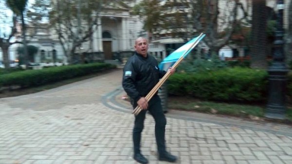 Rosario: militante neonazi irrumpió en la ronda de las Madres de Plaza 25 de Mayo