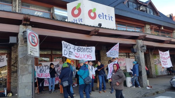 Trabajadores de supermercado Eltit se toman Inspección del Trabajo de Villarrica 