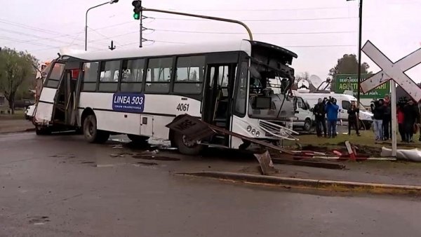 Accidente en Merlo: barreras que se levantan con la mano y comunicación obsoleta