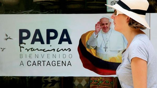 El papa visita Colombia para bendecir una reconciliación con tono reaccionario