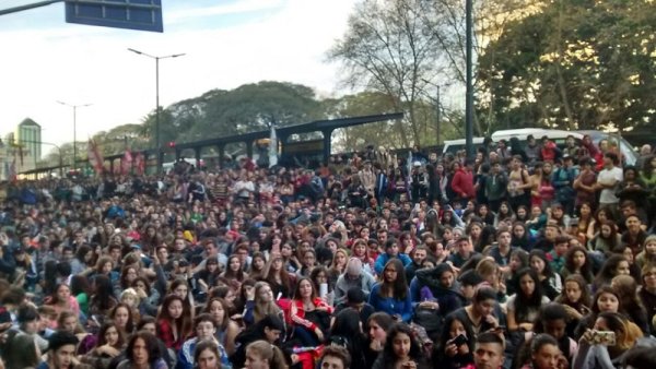 Miles de estudiantes se concentraron en el Palacio Pizzurno: rechazan la reforma educativa