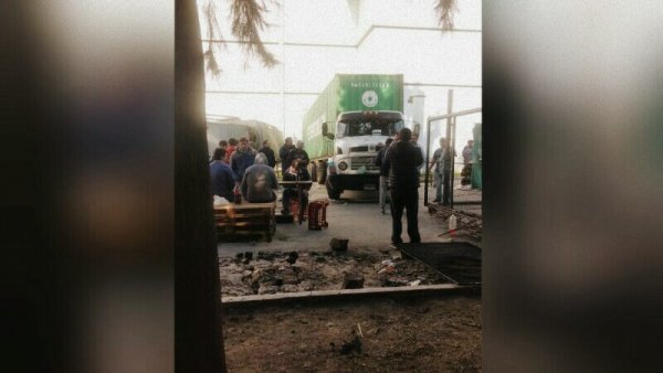 Asamblea de trabajadores de Cresta Roja votó continuar con las medidas de fuerza