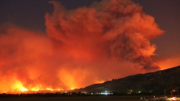 Incendio incontrolable en California deja un muerto y miles de evacuados 