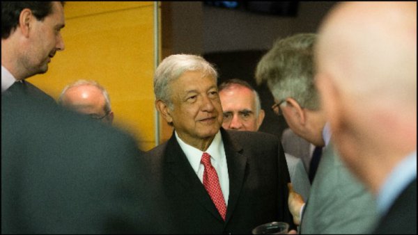 AMLO busca fortalecer alianza con empresarios: promete no subir impuestos