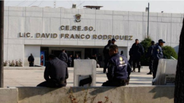 Trasladan a Cereso "Mil Cumbres" a Alejandro Echevarría y cuatro docentes más