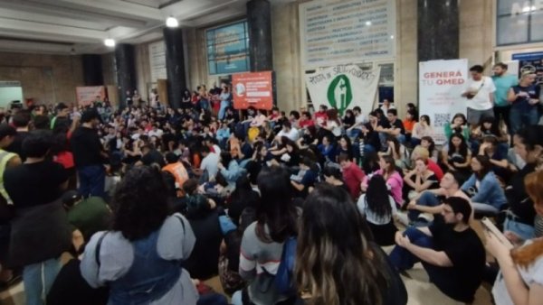 Ni naranjas, ni azules, por una alternativa independiente en la Facultad de Ciencias Médicas