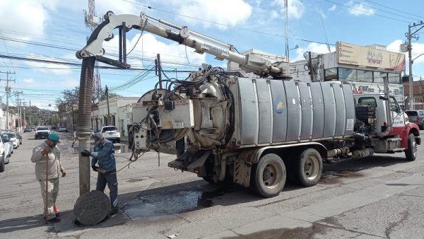 Paran labores 10 mil trabajadores de la Conagua, firman acuerdos con el gobierno 