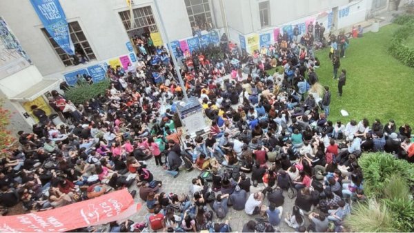 Asambleas masivas y tomas en la UNLP: "Milei despertó la lucha que puede tirar abajo el veto"