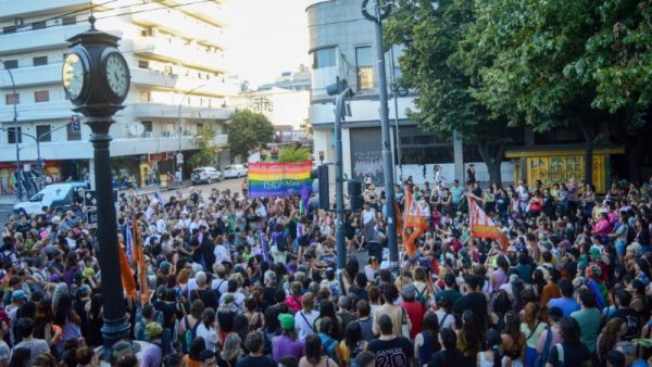 Mil personas en la Asamblea de La Plata hacia la movilización del #1F