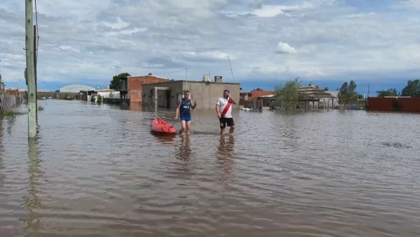 Mientras Milei festeja que no haya obra pública, el Conurbano se inunda 