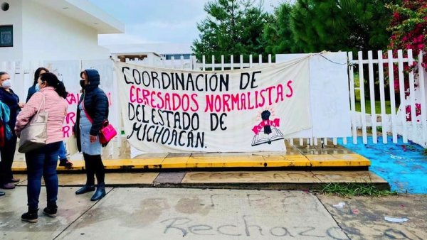 Egresados normalistas toman instalaciones de Secretaría de Educación en Michoacán