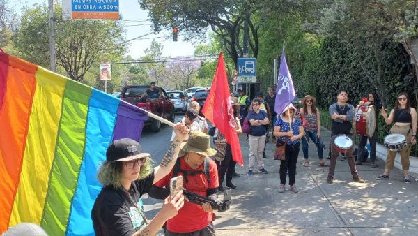 Se movilizan en la embajada argentina en repudio al gobierno negacionista de Milei