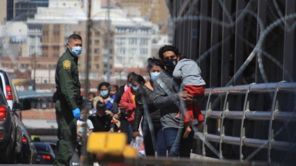 Brutal: Trump impone deportaciones forzadas usando esposas y sedantes