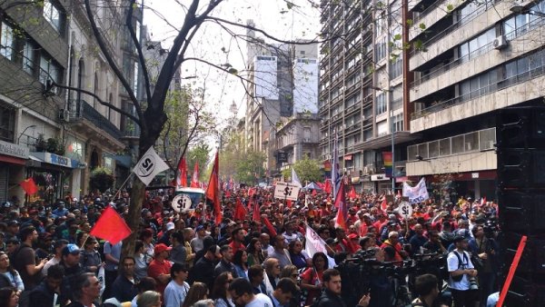 Uruguay: multitudinaria movilización de la central sindical